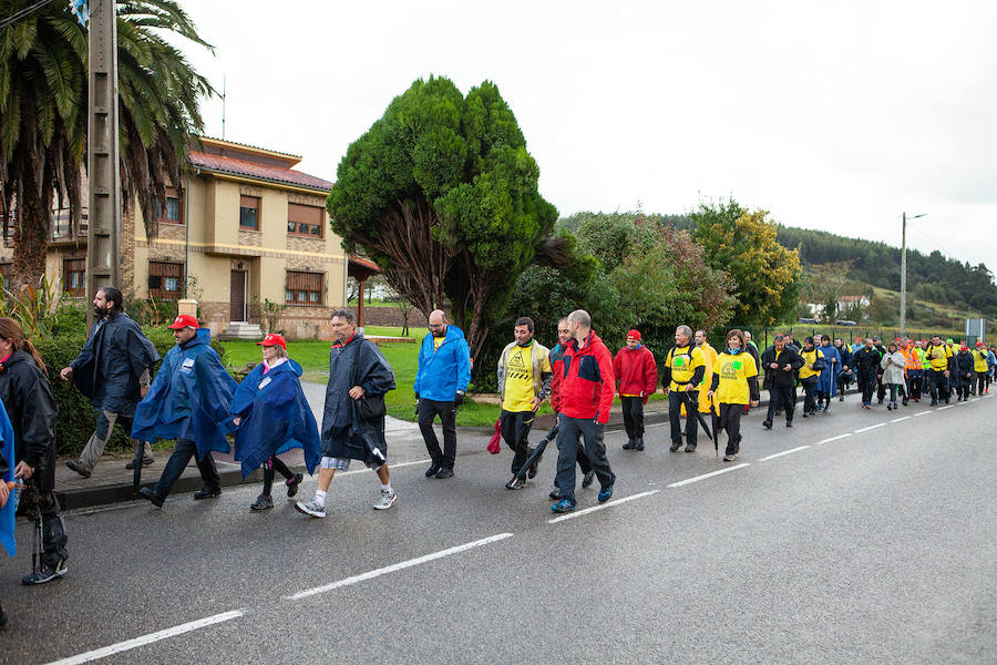 Decenas de trabajadores de Alcoa Avilés y subcontratas han iniciado, junto a algunos familiares, una marcha a pie de más de treinta kilómetros hasta la Delegación del Gobierno de Asturias, en Oviedo, para reclamar una solución que evite el cierre de la fábrica