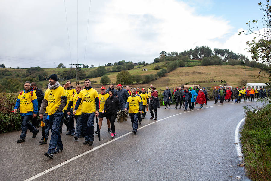 Decenas de trabajadores de Alcoa Avilés y subcontratas han iniciado, junto a algunos familiares, una marcha a pie de más de treinta kilómetros hasta la Delegación del Gobierno de Asturias, en Oviedo, para reclamar una solución que evite el cierre de la fábrica