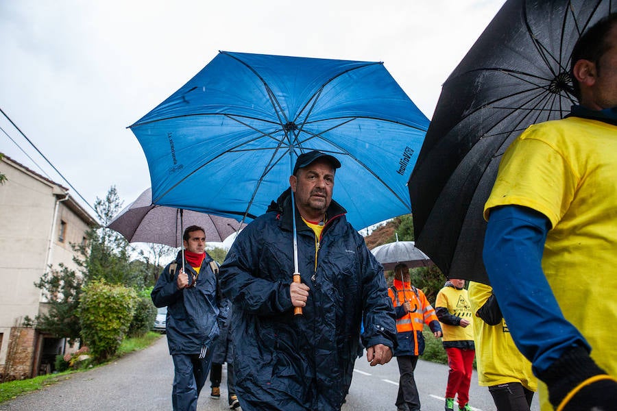 Decenas de trabajadores de Alcoa Avilés y subcontratas han iniciado, junto a algunos familiares, una marcha a pie de más de treinta kilómetros hasta la Delegación del Gobierno de Asturias, en Oviedo, para reclamar una solución que evite el cierre de la fábrica