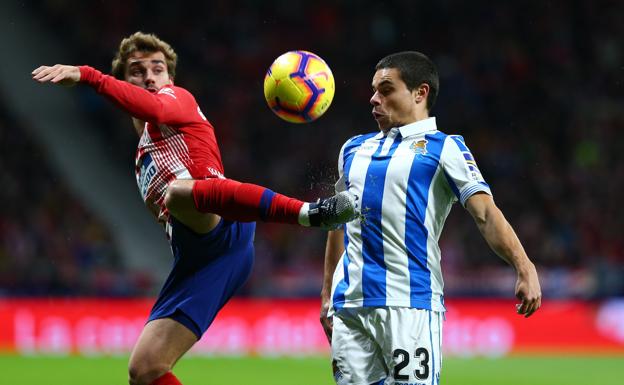 Antoine Griezmann (i) lucha el balón con Luca Sangalli,