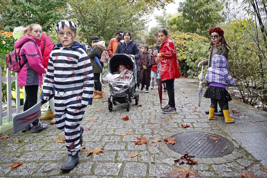 Unas 600 personas se citaron en el jardín gijonés para disfrutar de sus 'Encuentros inquietantes' para celebrar Halloween.