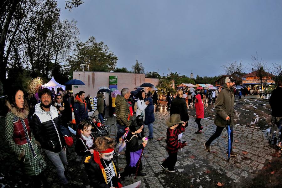 Unas 600 personas se citaron en el jardín gijonés para disfrutar de sus 'Encuentros inquietantes' para celebrar Halloween.