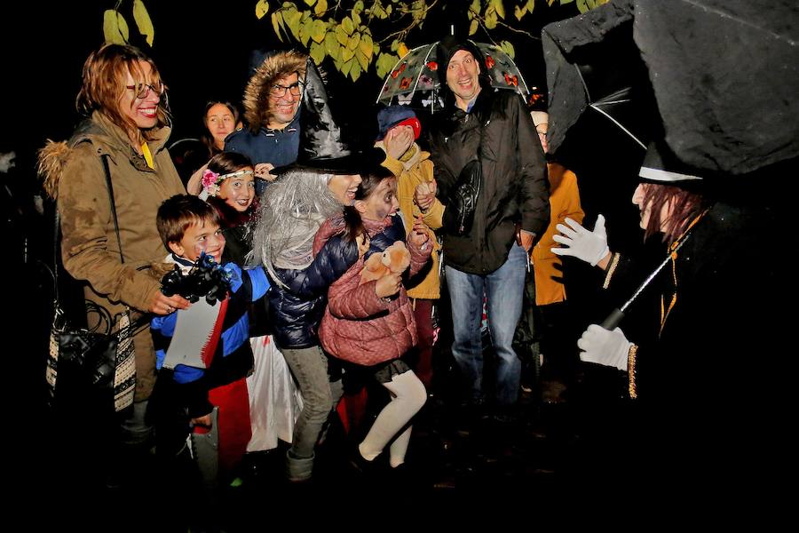 Unas 600 personas se citaron en el jardín gijonés para disfrutar de sus 'Encuentros inquietantes' para celebrar Halloween.