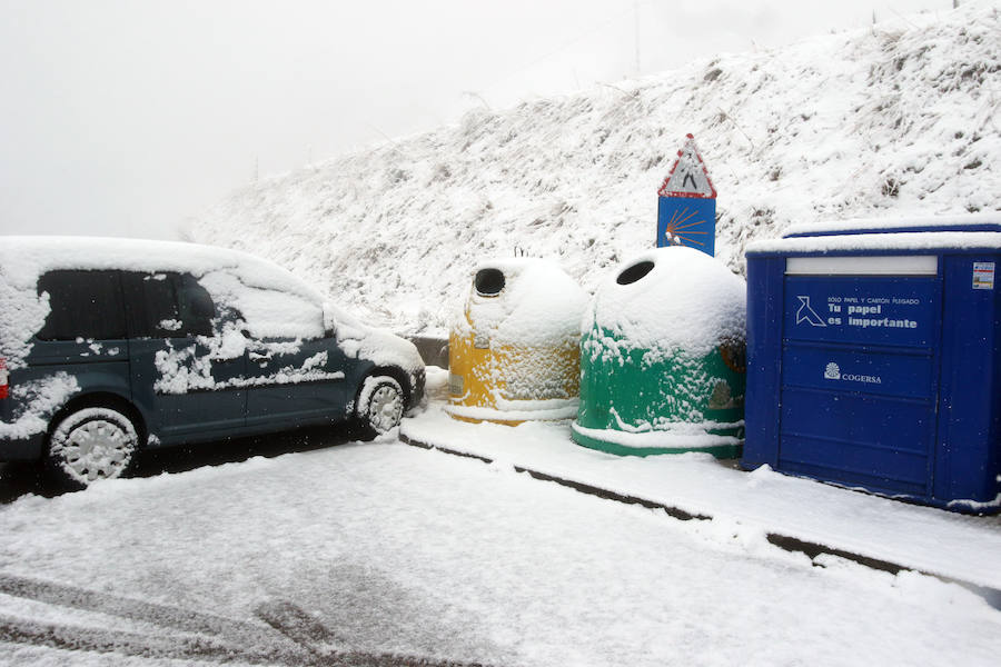La ola de frío ha llegado a Asturias y ha cubierto las zonas de alta montaña de la región de blanco con las primeras nevadas