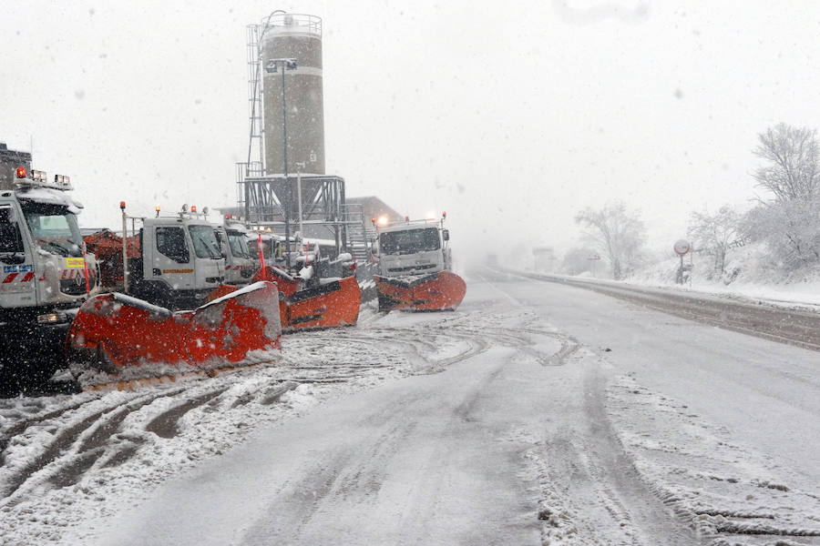 La ola de frío ha llegado a Asturias y ha cubierto las zonas de alta montaña de la región de blanco con las primeras nevadas