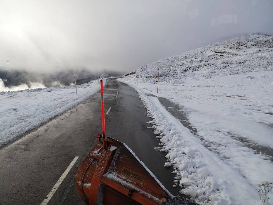La ola de frío ha llegado a Asturias y ha cubierto las zonas de alta montaña de la región de blanco con las primeras nevadas