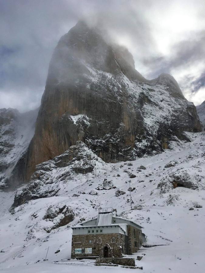 La ola de frío ha llegado a Asturias y ha cubierto las zonas de alta montaña de la región de blanco con las primeras nevadas