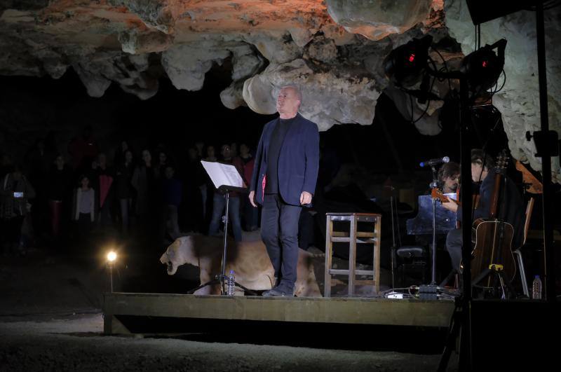 El cantante mierense ofreció un concierto en Onís junto a su hijo David al piano y Ovidio López a la guitarra, en el que interpretó sus temas clásicos y nuevas canciones.