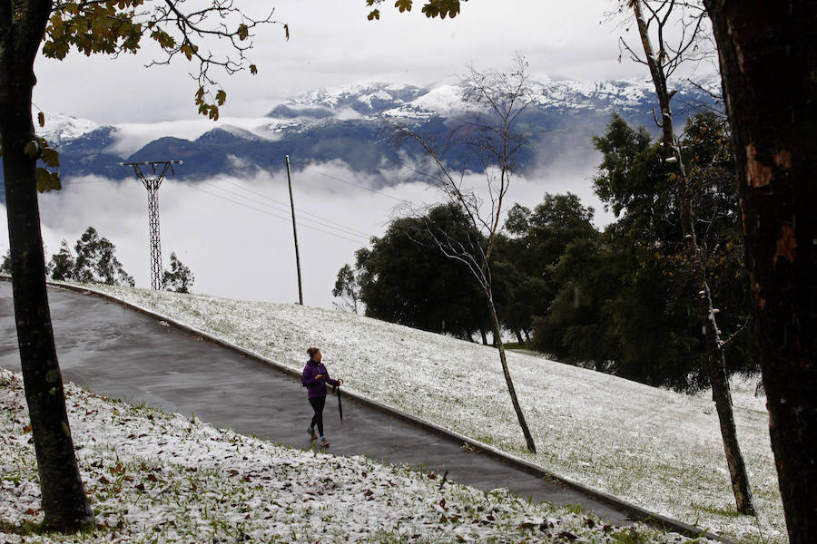 El Naranco en Oviedo ha sido testigo de las primeras nieves en la capital del Principado