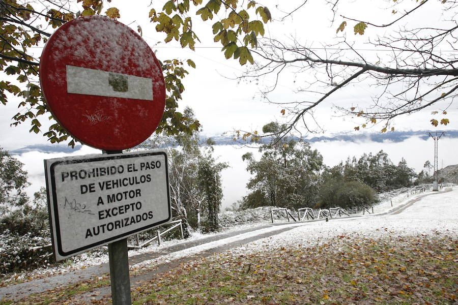El Naranco en Oviedo ha sido testigo de las primeras nieves en la capital del Principado