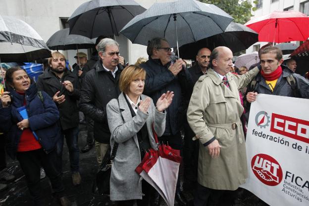 El líder de Podemos en Asturias, Daniel Ripa, junto al diputado del PP, Ramón García Cañal, y dirigentes de este partido en Gijón, como el concejal Manuel del Castillo, y en Avilés.