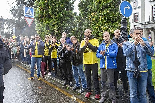 Compañeros y amigos de los trabajadores les recibieron en la plaza de España.