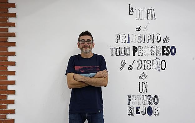 Héctor Colunga, director de Mar de Niebla, en la sede de la asociación. 