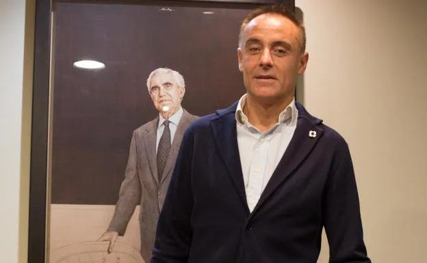 Fernando Castro posa ante el retrato de Francisco Riberas, fundador del Grupo Gonvarri, en la planta de Hiasa en Cancienes. 