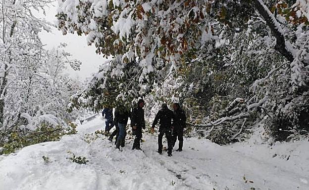 Algunos de los invitados a la ceremonia, en la nieve