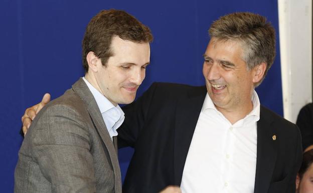 El protavoz del PP en el Senado, Ignacio Cosidó, junto al actual líder del Partido Popular, Pablo Casado.