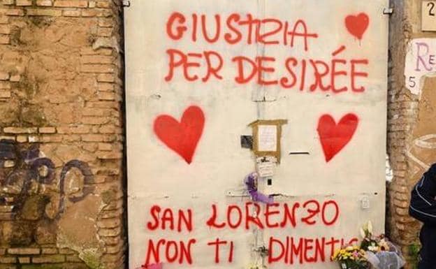 La entrada de la conocida como «Casa de la droga», en el barrio de San Lorenzo (Roma) con mensajes de condolencia: «Justicia para Desirée. San Lorenzo no te olvida».
