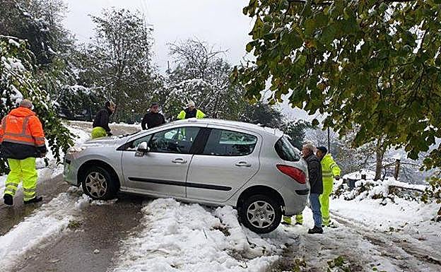 Trabajos de Protección Civil en Laviana en pleno temporal por nieve. 