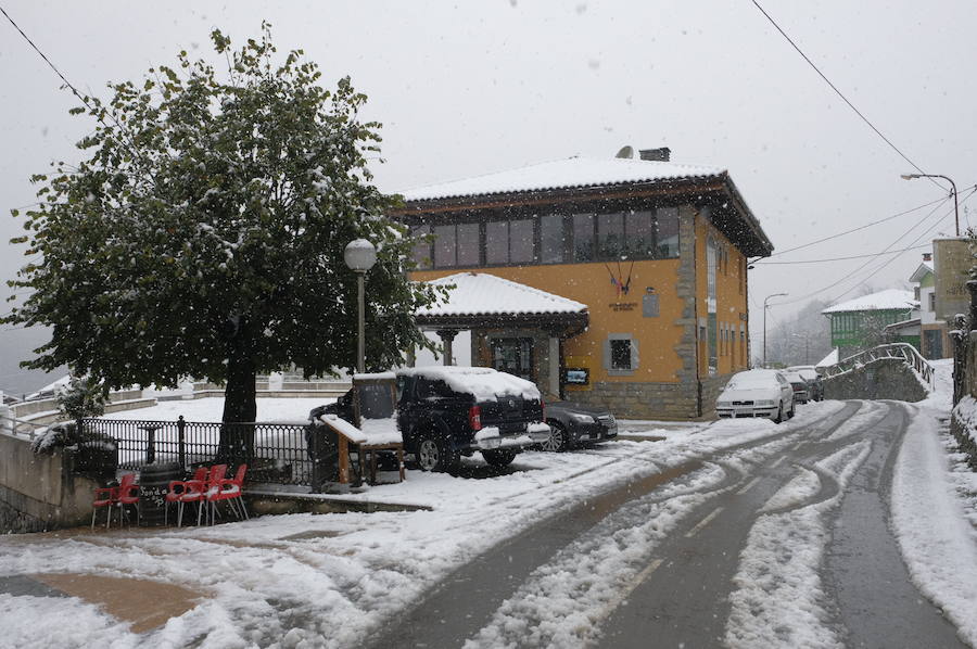 Los concejos del oriente asturiano llucen un manto blanco