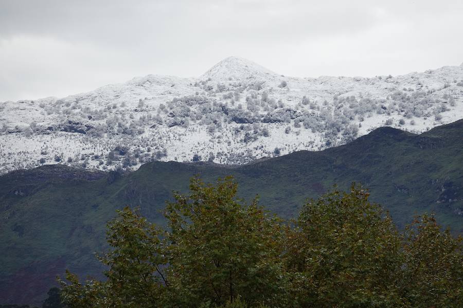 El temporal se ha recrudecido y además de complicar la comunicación con la Meseta, ha ocasionado numerosas incidencias. La nieve ha cubierto muchos puntos de la región dejando estampas totalmente invernales