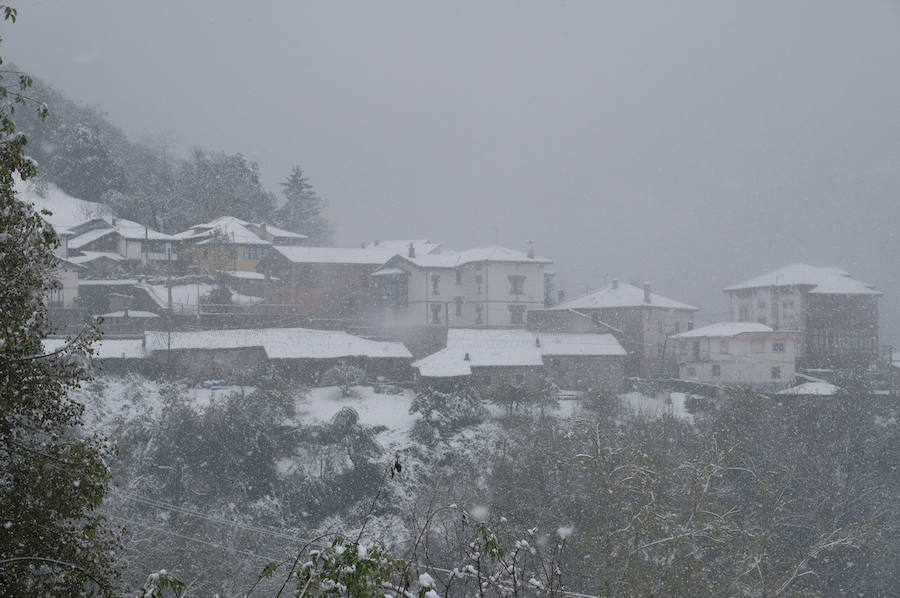 El temporal se ha recrudecido y además de complicar la comunicación con la Meseta, ha ocasionado numerosas incidencias. La nieve ha cubierto muchos puntos de la región dejando estampas totalmente invernales