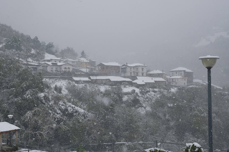 El temporal se ha recrudecido y además de complicar la comunicación con la Meseta, ha ocasionado numerosas incidencias. La nieve ha cubierto muchos puntos de la región dejando estampas totalmente invernales