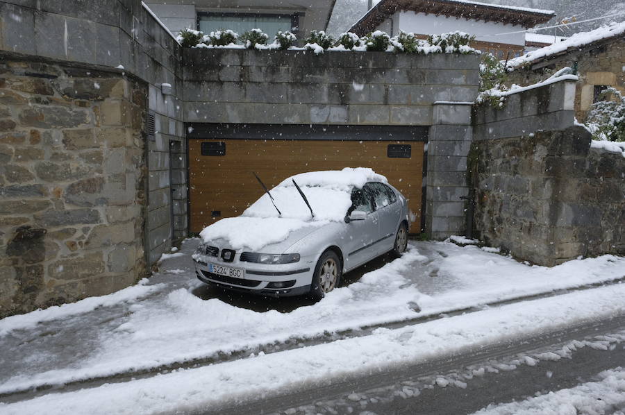 El temporal se ha recrudecido y además de complicar la comunicación con la Meseta, ha ocasionado numerosas incidencias. La nieve ha cubierto muchos puntos de la región dejando estampas totalmente invernales