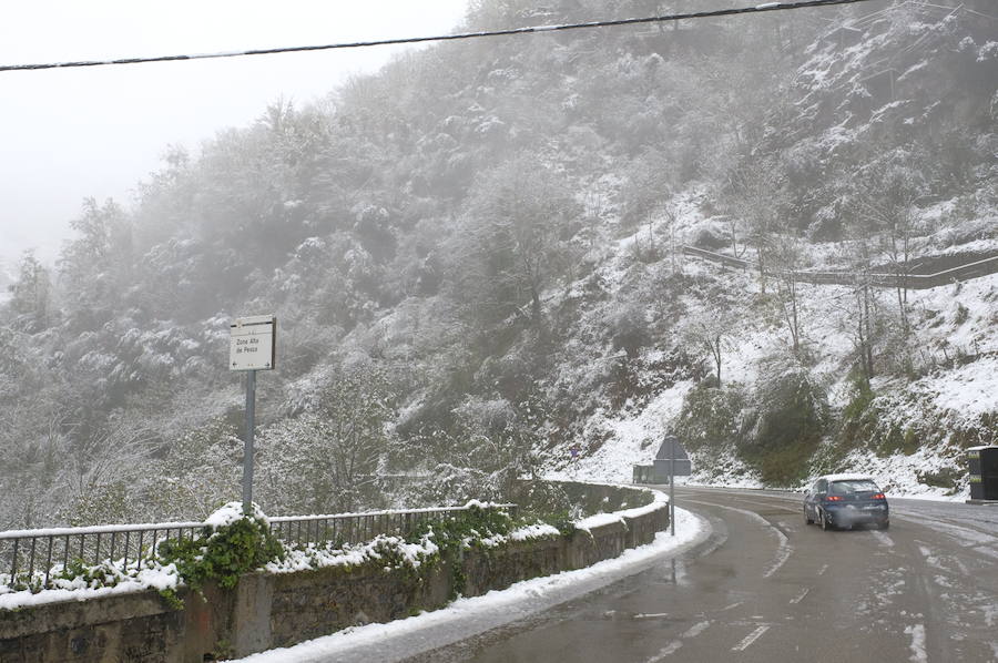 El temporal se ha recrudecido y además de complicar la comunicación con la Meseta, ha ocasionado numerosas incidencias. La nieve ha cubierto muchos puntos de la región dejando estampas totalmente invernales