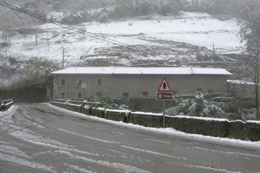 El temporal se ha recrudecido y además de complicar la comunicación con la Meseta, ha ocasionado numerosas incidencias. La nieve ha cubierto muchos puntos de la región dejando estampas totalmente invernales