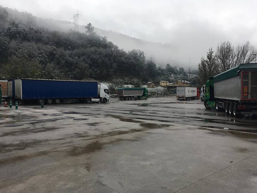 El temporal se ha recrudecido y además de complicar la comunicación con la Meseta, ha ocasionado numerosas incidencias. La nieve ha cubierto muchos puntos de la región dejando estampas totalmente invernales