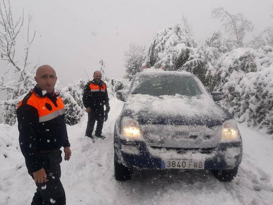 El temporal se ha recrudecido y además de complicar la comunicación con la Meseta, ha ocasionado numerosas incidencias. La nieve ha cubierto muchos puntos de la región dejando estampas totalmente invernales