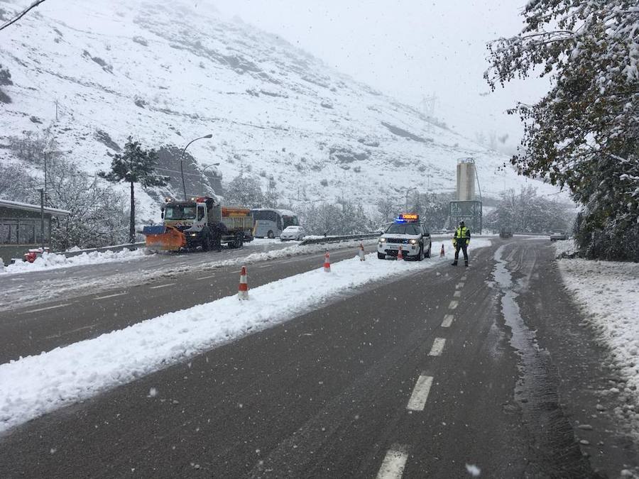 El temporal se ha recrudecido y además de complicar la comunicación con la Meseta, ha ocasionado numerosas incidencias. La nieve ha cubierto muchos puntos de la región dejando estampas totalmente invernales