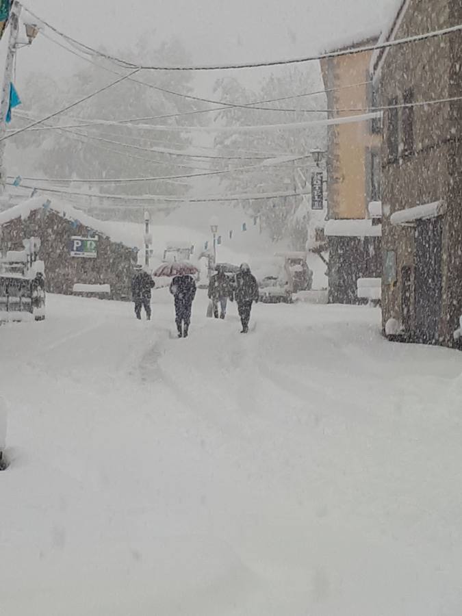 El temporal se ha recrudecido y además de complicar la comunicación con la Meseta, ha ocasionado numerosas incidencias. La nieve ha cubierto muchos puntos de la región dejando estampas totalmente invernales