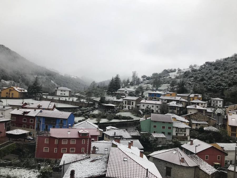 El temporal se ha recrudecido y además de complicar la comunicación con la Meseta, ha ocasionado numerosas incidencias. La nieve ha cubierto muchos puntos de la región dejando estampas totalmente invernales