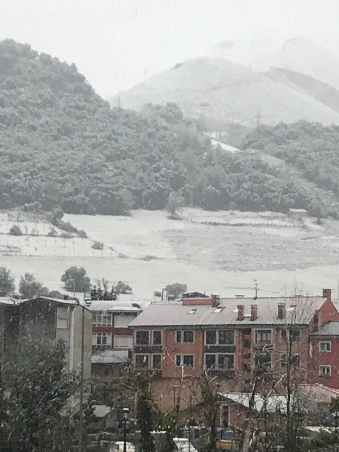 El temporal se ha recrudecido y además de complicar la comunicación con la Meseta, ha ocasionado numerosas incidencias. La nieve ha cubierto muchos puntos de la región dejando estampas totalmente invernales