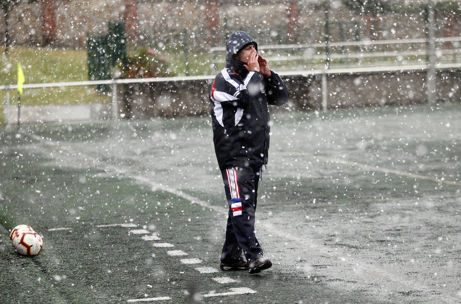El temporal se ha recrudecido y además de complicar la comunicación con la Meseta, ha ocasionado numerosas incidencias. La nieve ha cubierto muchos puntos de la región dejando estampas totalmente invernales