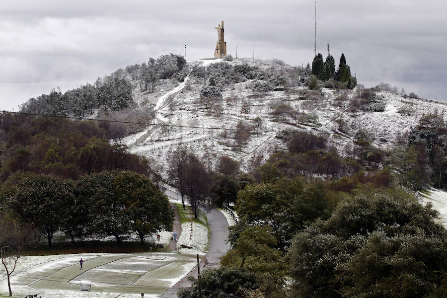 El temporal se ha recrudecido y además de complicar la comunicación con la Meseta, ha ocasionado numerosas incidencias. La nieve ha cubierto muchos puntos de la región dejando estampas totalmente invernales