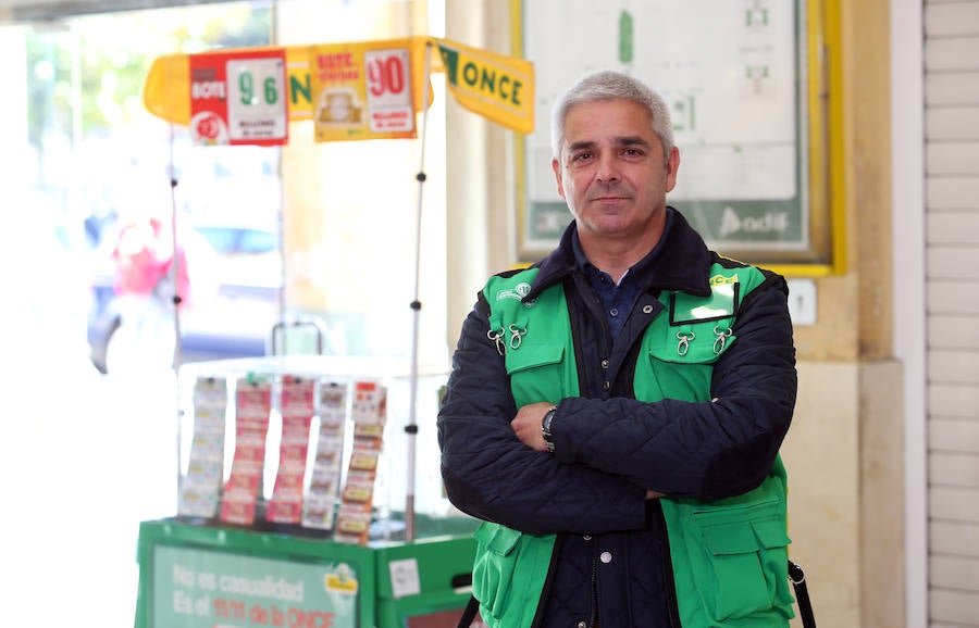 Alejandro Cheda, cuponero: «Llegué a la estación hace cinco años, aquí sigo, y por mucho tiempo». 