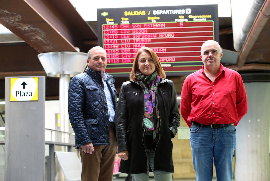 Juan José F. Peláez, Consuelo González y Juan Carlos Fernández, tecnicos de RENFE: «Este trabajo es vivir el día a día de los trenes».
