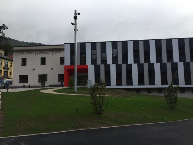 Fachada del nuevo centro médico de Turón. 