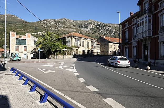 La travesía de la N-621 a su paso por Panes, en el desvío hacia la AS-114. 