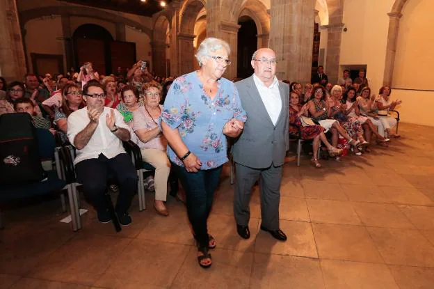 Ernesto García 'Neto', con Justina García, presidenta de la Casa de Asturias, en Gijón el pasado agosto, cuando recibió la Carabela de los centros asturianos por una vida dedicada a la música tradicional. 