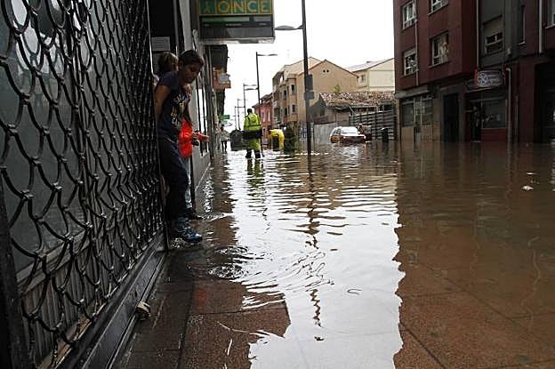 Avilés. La calle Llano Ponte, inundada. 