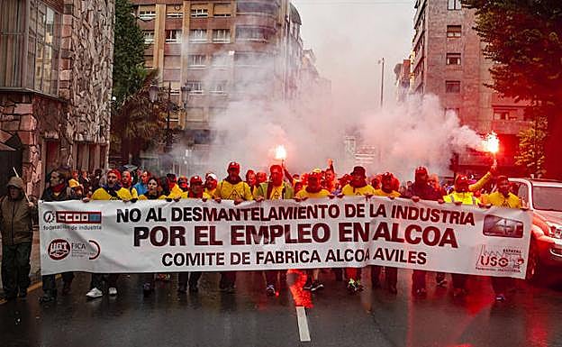La 'marcha del aluminio' de los trabajadores de Alcoa a su llegada a Oviedo.