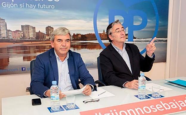 Mariano Marín junto y Pablo González en la Junta Extraordinaria del PP 