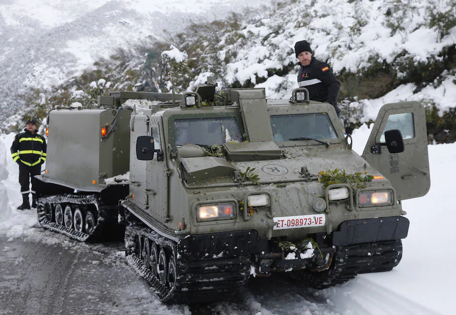 La nieve ha causado estragos en numerosos puntos de Asturias que han necesitado de la ayuda de la Unidad Militar de Emergencias para contrarrestar estos efectos 