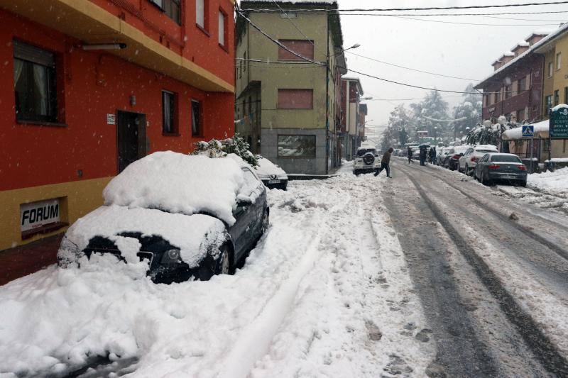 Asturias permaneció prácticamente aislada de la Meseta tanto por carretera como por vía férrea.