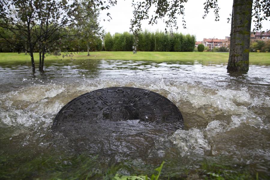 Gijón no se escapó del temporal y la lluvia anegó el parque fluvial.