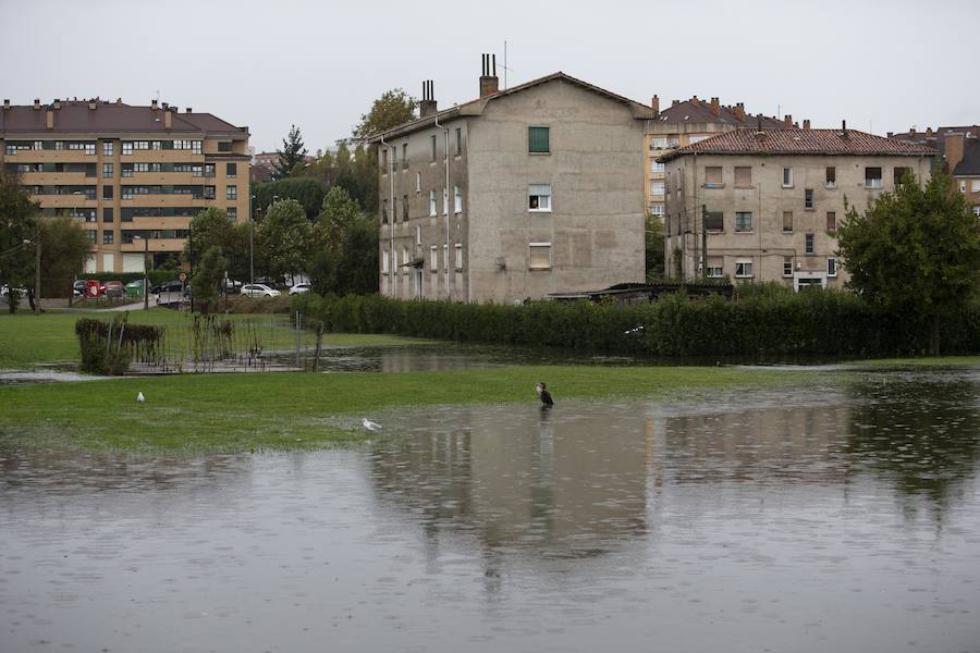 Gijón no se escapó del temporal y la lluvia anegó el parque fluvial.