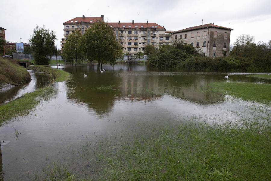 Gijón no se escapó del temporal y la lluvia anegó el parque fluvial.
